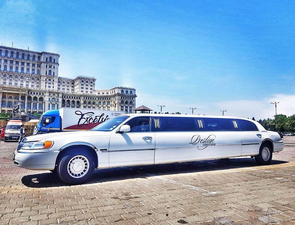 Limuzina Lincoln Town Car de inchiriat